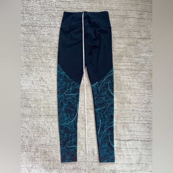 Like New/EUC women’s Under Armour leggings, Size Small - Picture 2 of 2